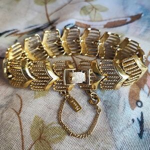 MONET Chevron Shape Gold Tone Vintage Safety Chain Bracelet Excellent Condition